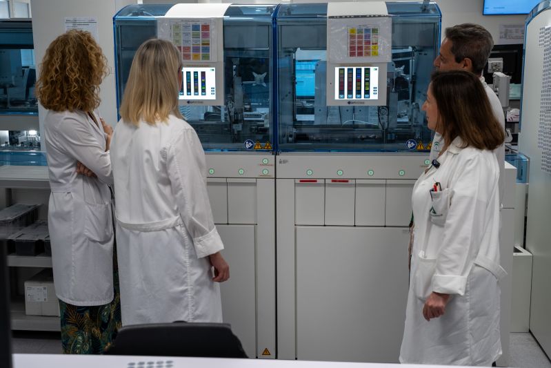 El Hospital Virgen de las Nieves optimiza las analíticas tras la integración del Laboratorio General y Urgencias