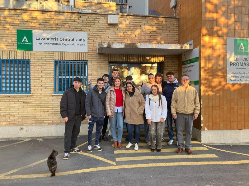 Alumnado del IES Virgen de las Nieves conocen el funcionamiento de la Lavandería centralizada