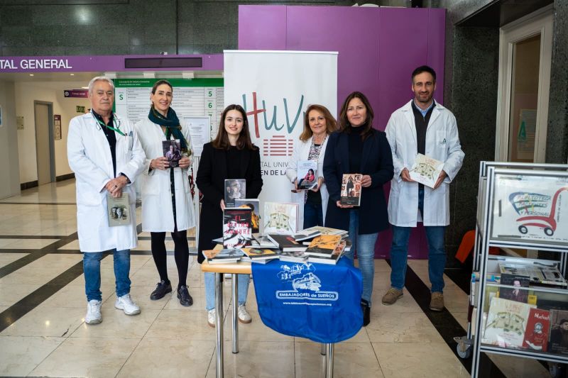 El Hospital Virgen de las Nieves amplía su Biblioteca del Paciente con una donación de libros de ‘Valparaíso’