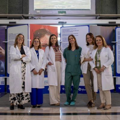 La dermatóloga Trinidad Montero, primera a la izquierda, junto a directivas.jpeg