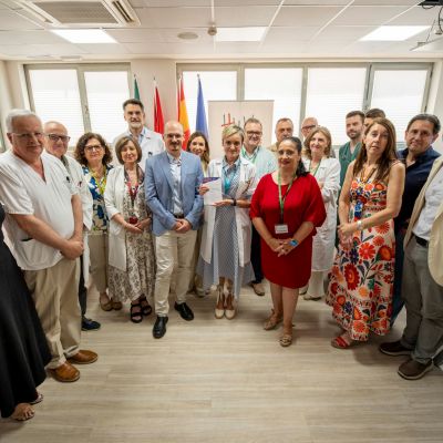La hepatóloga, coordinadora del proyecto, muestra la palca acreditativa.jpeg