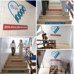 El Edificio de Gobierno impulsa la salud y la sostenibilidad transformando sus escaleras con frases motivadoras