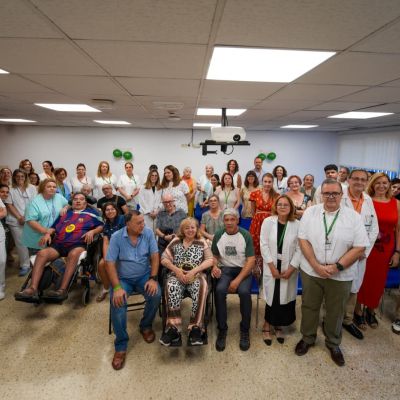 Sanitarios , pacientes y familiares en el encuentro.jpeg