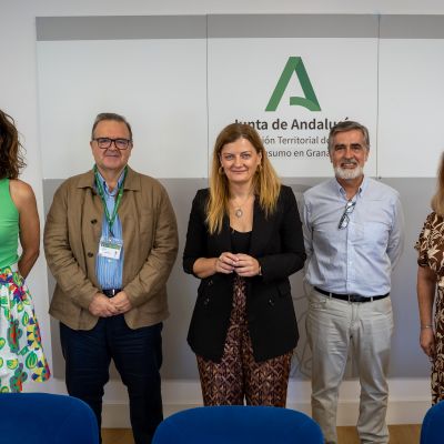 Los firmantes con las responsables de Participación Ciudadanda.jpg