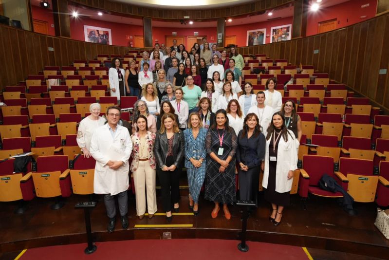 El Hospital Virgen de las Nieves reúne a mujeres con cáncer de mama y profesionales sanitarias