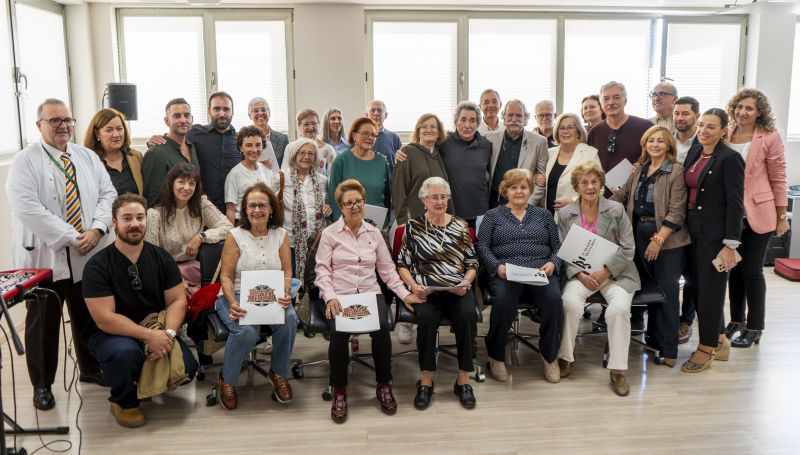 Música y salud se dan la mano en el Hospital Virgen de las Nieves con el ‘Coro de Rock y Memoria’